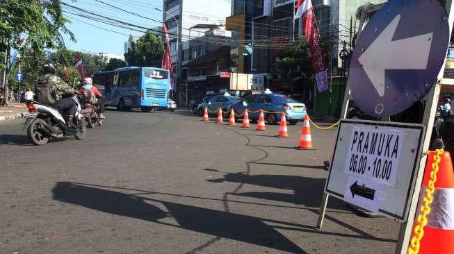 Kendaraan bermotor melintas di kawasan Jalan Matraman, Jakarta, saat dilakukan rekayasa lalu lintas, Kamis (8/6/2017). [Suara.com/Oke Atmaja]