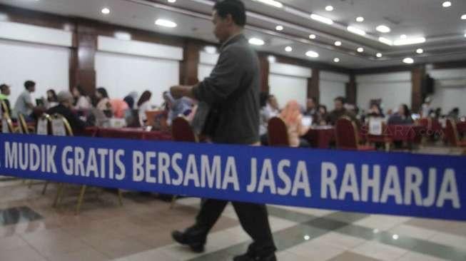 Petugas melayani peserta yang melakukan verifikasi pendaftaran mudik gratis bersama Jasa Raharja di Gedung Nyi Ageng Serang, Jakarta, Kamis (8/6).