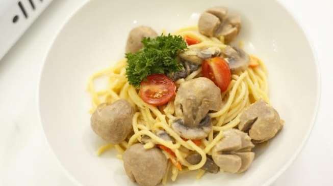 Cobain Resep Pasta Carbonara Bakso Telur Asin untuk Berbuka Yuk!