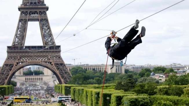 Ada Zip Line di Menara Eiffel, Berani Coba?