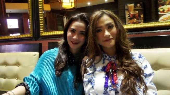 Amel Alvi dan Isya Jeeperson saat jumpa pers peluncuran grup dangdut Duo Cantik dengan single perdana 'Wolesin Aja' di Kota Kasablanka, Jakarta Selatan, Kamis (8/6/2017). [suara.com/Wahyu]