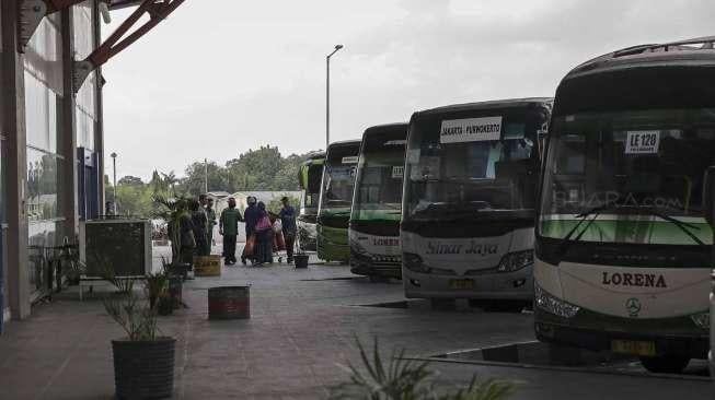 Sejumlah bus Antar Kota Antar Provinsi (AKAP) di Terminal Pulo Gebang, Jakarta, Kamis (8/6).