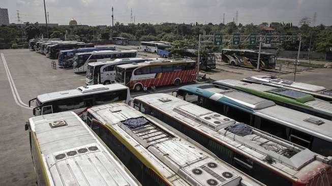 Sejumlah bus Antar Kota Antar Provinsi (AKAP) di Terminal Pulo Gebang, Jakarta, Kamis (8/6).