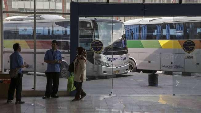 Sejumlah bus Antar Kota Antar Provinsi (AKAP) di Terminal Pulo Gebang, Jakarta, Kamis (8/6).