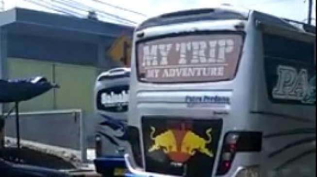 Truk Ini Tiba-tiba Mundur Sendiri, Ternyata...