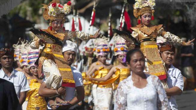 Parade Pesta Kesenian Bali ke-39 di depan Monuman Bajra Sandhi, Denpasar, Bali, Sabtu (10/6).