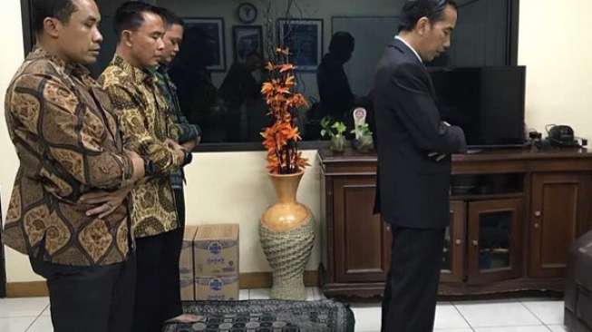 Saat Jokowi Numpang Salat di Pos Polisi Tol Jagorawi