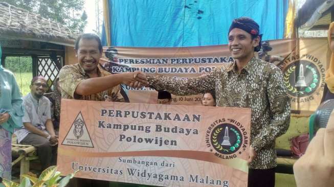 Ada 1.135 buku di Perpustakaan Kampung Budaya Polowijen