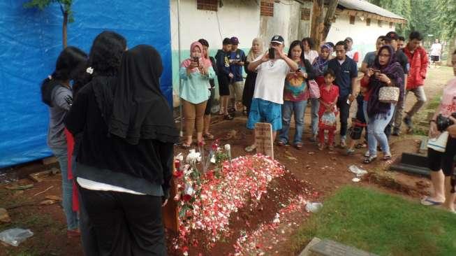 Makam Sekitar Pusara Jupe Rusak, Petugas TPU Ditegur