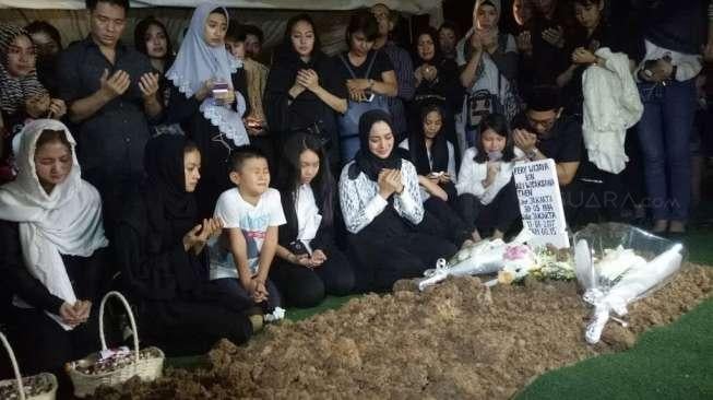 Trenyuh, Lihat Bayi Ririn Ekawati Usap Nisan Ayahnya