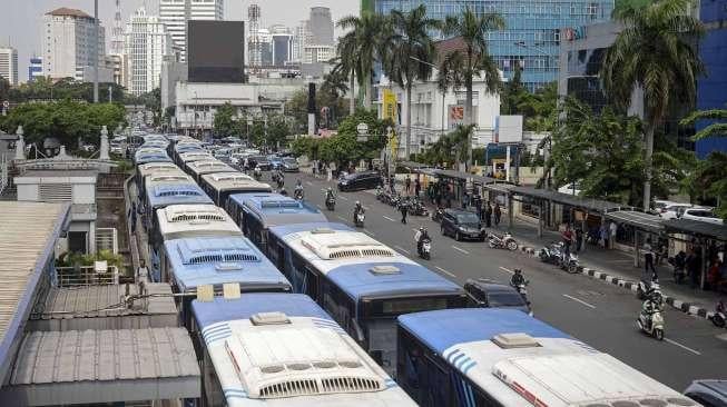 Karyawan menuntut perusahaan memenuhi kesejahteraan karyawan. 