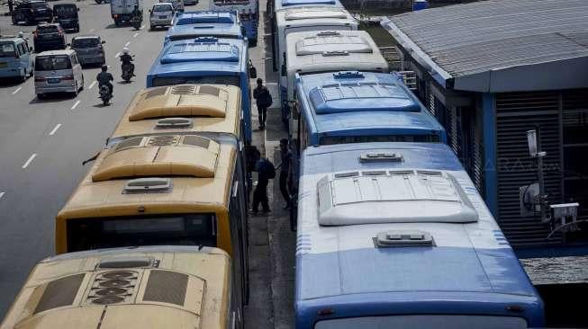 Puluhan unit bus Transjakarta mogok beroperasi di sepanjang Halte Harmoni, Jakarta, Senin (12/6).