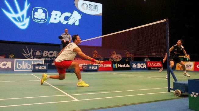 Pebulutangkis tunggal putra Indonesia, Sony Dwi Kuncoro, saat menghadapi pebulutangkis Jepang, Kazumasa Sakai, dalam pertandingan kualifikasi BCA Indonesia Open 2017 di Jakarta Convention Center, Senayan, Jakarta, Senin (12/6/2017). [Suara.com/Oke Atmaja]