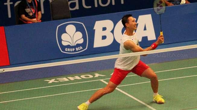 Pebulutangkis tunggal putra Indonesia, Sony Dwi Kuncoro, saat melawan pebulutangkis Jepang, Kazumasa Sakai, pada pertandingan kualifikasi BCA Indonesia Open 2017 di Jakarta Convention Center, Senayan, Jakarta, Senin (12/6/2017). [Suara.com/Oke Atmaja]