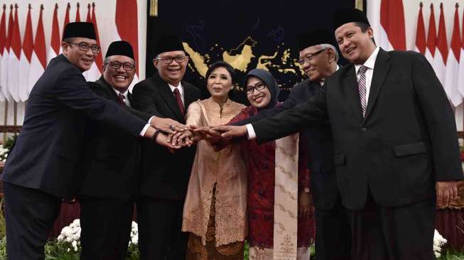 Pelantikan tujuh anggota Dewan Kehormatan Penyelenggara Pemilu (DKPP) di Istana Negara, Jakarta, Senin (12/6).