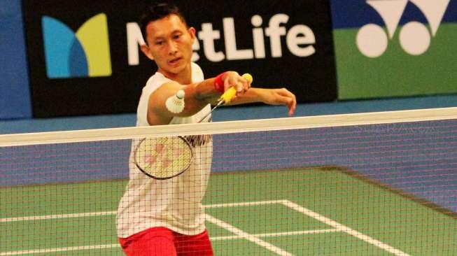 Pebulutangkis tunggal putra Indonesia, Sony Dwi Kuncoro, saat melawan pebulutangkis Jepang, Kazumasa Sakai, di pertandingan kualifikasi BCA Indonesia Open 2017 di JCC, Senayan, Jakarta, Senin (12/6/2017). [Suara.com/Oke Atmaja]