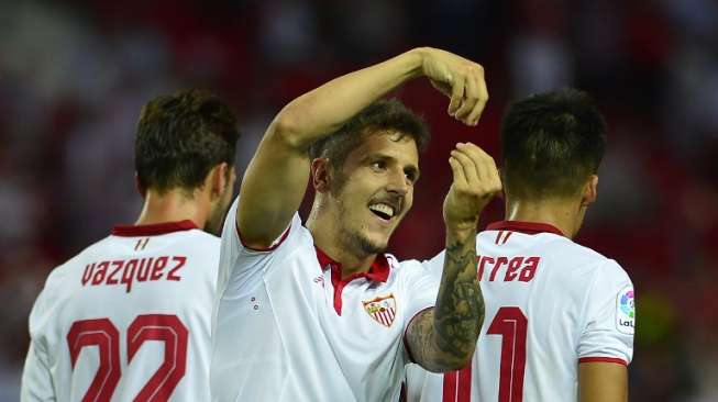 Pemain Sevilla Montenegro Stevan Jovetic (tengah). CRISTINA QUICLER / AFP