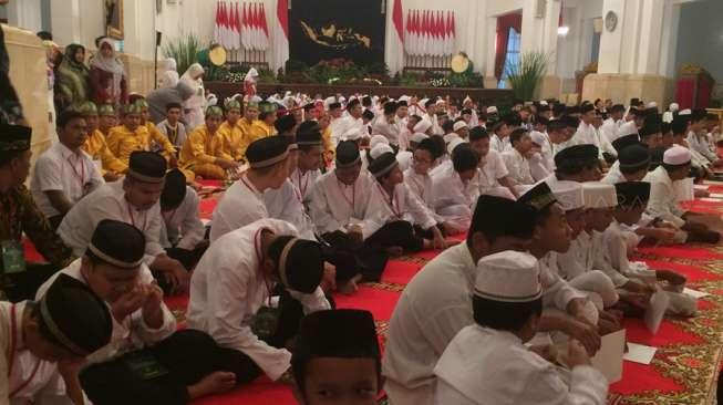 Anak-anak Yatim Piatu Gembira Jalan Kaki ke Masjid Bareng Jokowi