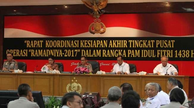 Kapolri Tito Karnavian bersama Menteri Perhubungan Budi Karya, Menteri Kesehatan Nila Moeloek, Menteri PUPR Basuki Hadimuljo rapat koordinasi di Mabes Polri, Jakarta, Senin (12/6).