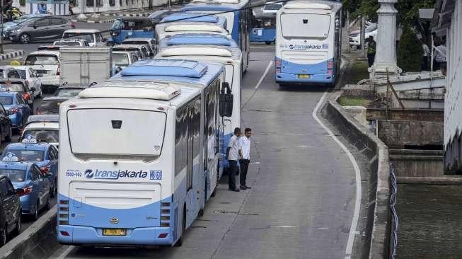 Puluhan unit bus Transjakarta mogok beroperasi di sepanjang Halte Harmoni, Jakarta, Senin (12/6).