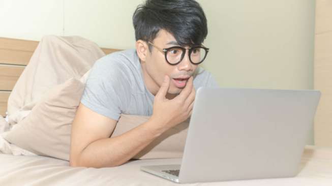 Ilustrasi lelaki sedang nonton film biru atau film dewasa, pornografi. (Shutterstock)