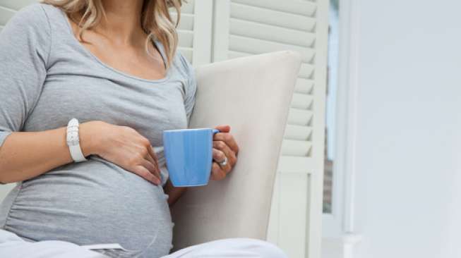Ilustrasi ibu hamil sedang minum. (Shutterstock)