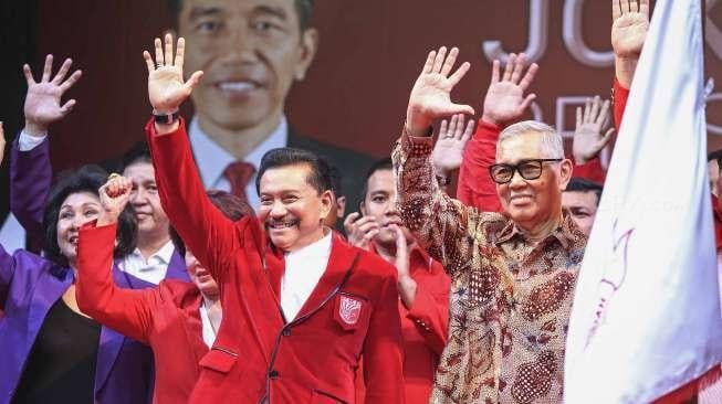 Ketua Umum PKPI, AM Hendropriyono, beserta Try Sutrisno dan sejumlah kader, saat deklarasi dukungan kepada Joko Widodo untuk kembali menjadi Presiden RI periode 2019-2024, di kantor DPP PKPI, Jakarta, Senin (12/6/2017). [Suara.com/Kurniawan Mas'ud]