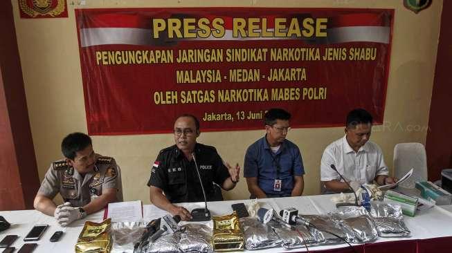 Direktorat Tindak Pidana Narkoba Bareskrim Mabes Polri mengungkap sindikat jaringan peredaran narkotika jenis sabu, di Jakarta, Selasa (13/6).