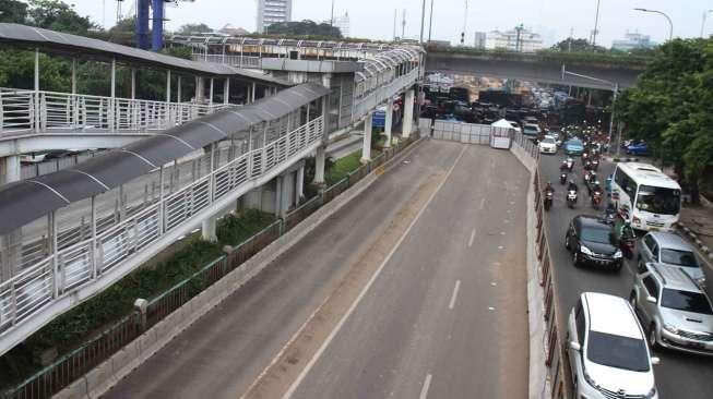 Sejumlah kendaraan melintas di Jalan HR Rasuna Said, Jakarta, Selasa (13/6).