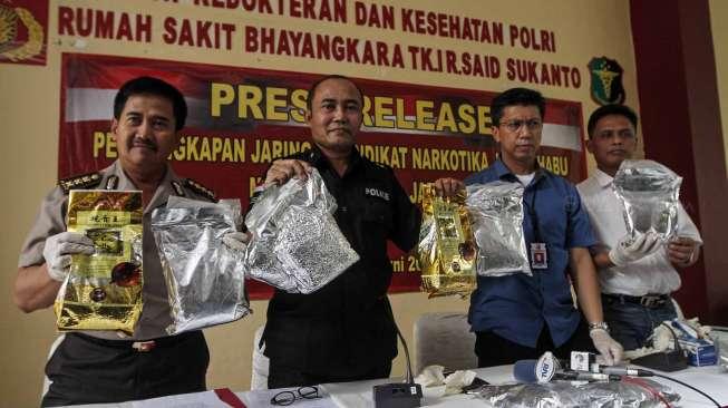 Direktorat Tindak Pidana Narkoba Bareskrim Mabes Polri mengungkap sindikat jaringan peredaran narkotika jenis sabu, di Jakarta, Selasa (13/6).