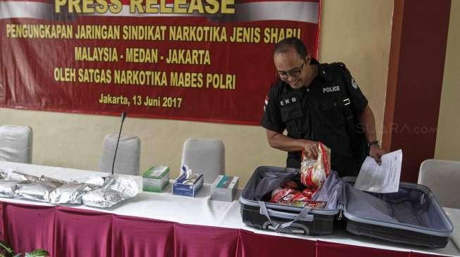 Direktorat Tindak Pidana Narkoba Bareskrim Mabes Polri mengungkap sindikat jaringan peredaran narkotika jenis sabu, di Jakarta, Selasa (13/6).