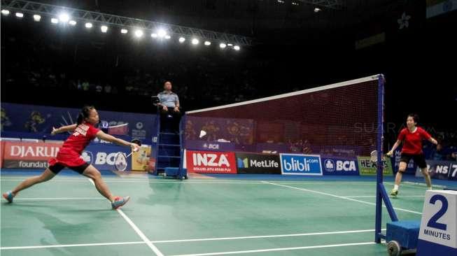 Pebulutangkis tunggal putri Indonesia, Fitriani, saat menghadapi tunggal putri Hong Kong, Cheung Ngan Yi, di pertandingan babak pertama BCA Indonesia Open 2017 di Jakarta Convention Center, Senayan, Selasa (13/6/2017). [Suara.com/Kurniawan Mas'ud]