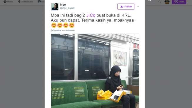 Sungguh Mulia! Perempuan Ini Berbagi Takjil Buka Puasa di KRL