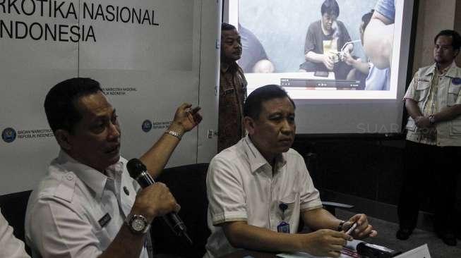 Kepala Badan Narkotika Nasional Komjen Pol. Budi Waseso merilis tersangka beserta barang bukti hasil kejahatan tindak pidana pencucian uang (TPPU) di Jakarta, Selasa (13/6).