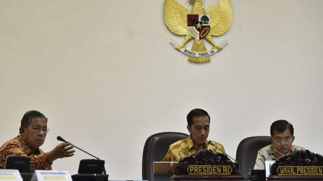 Rapat terbatas Memperkuat Peran Bulog dalam Ketahanan Pangan Nasionalis, di Kantor Presiden, Jakarta, Selasa (13/6).