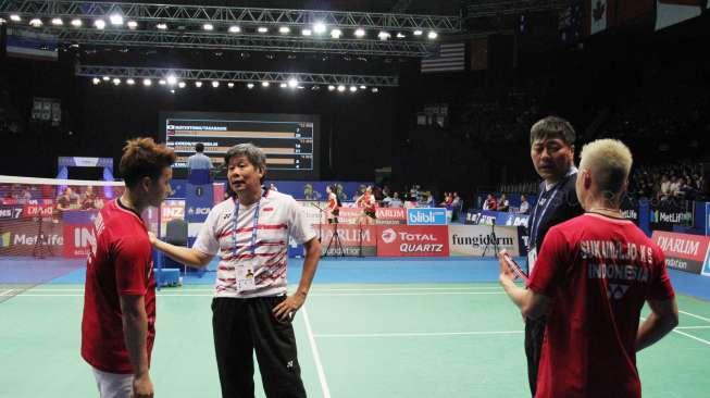 Pebulutangkis ganda putra Indonesia Marcus Gideon dan Kevin Sanjay melawan ganda putra Denmark Kim Astrup dan Anders Skaarup Rasmussen pada babak pertama BCA Indonesia Open 2017 di Jakarta Convention Center, Rabu (14/6).