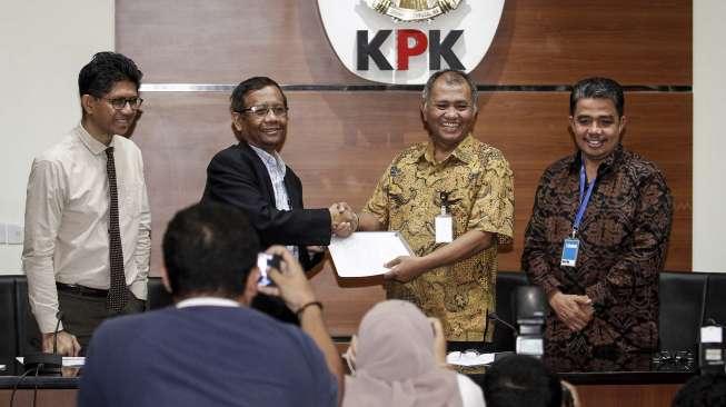 Hasil kajian 110 pakar hukum tata negara terkait pembentukan Panitia Khusus (Pansus) Hak Angket Komisi Pemberantasan Korupsi (KPK), di Jakarta, Rabu (14/6).