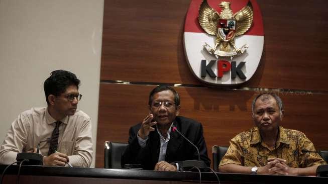 Hasil kajian 110 pakar hukum tata negara terkait pembentukan Panitia Khusus (Pansus) Hak Angket Komisi Pemberantasan Korupsi (KPK), di Jakarta, Rabu (14/6).