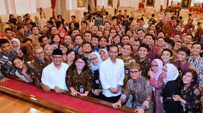 Kuis Jokowi Buat Wartawan, Siapa yang Simpan Foto Ibu di Dompet?