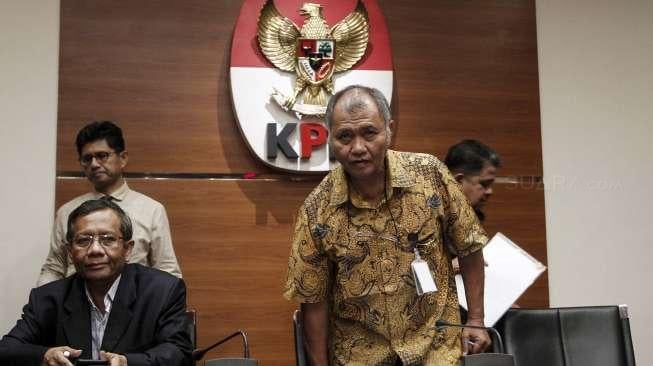 Hasil kajian 110 pakar hukum tata negara terkait pembentukan Panitia Khusus (Pansus) Hak Angket Komisi Pemberantasan Korupsi (KPK), di Jakarta, Rabu (14/6).