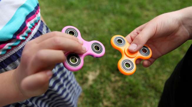 Astronot Mainkan Fidget Spinner di Angkasa, Perhatikan Bedanya!