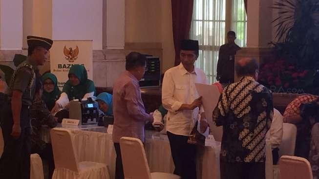 Jokowi dan Jajaran Kabinet Bayar Zakat Lewat Baznas di Istana