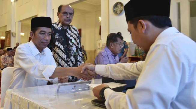 Presiden Joko Widodo membayar zakat penghasilan senilai Rp45 juta.