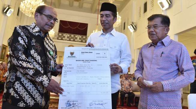 Presiden Joko Widodo dan Wapres Jusuf Kalla didampingi Kepala Badan Zakat Nasional Bambang Sudibyo membayar tzakat di Istana Negara, Jakarta, Rabu (14/6).