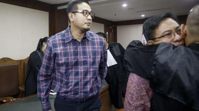 Terdakwa kasus suap pengurusan penundaan panggilan pemeriksaan terhadap Dahlan Iskan, AKBP Brotoseno mengikuti sidang lanjutan dengan agenda pembacaan vonis di Pengadilan Tipikor, Jakarta, Rabu (14/6).