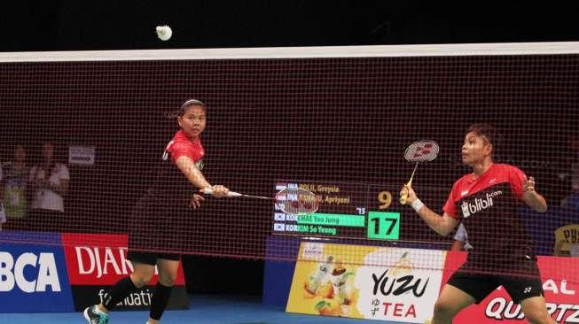 Pebulutangkis ganda putri Indonesia Greysia Polii dan Apriyani Rahayu melawan ganda putri Korea Selatan Chae Yoo Jung dan Kim So Yeong pada babak pertama BCA Indonesia Open 2017 di Jakarta Convention Center, Jakarta, Rabu (14/6).