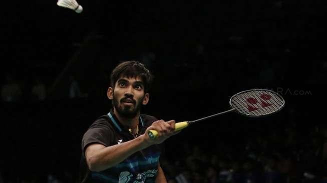 Pebulutangkis tunggal putra unggulan keempat asal Denmark Jan O Jorgensen melawan tunggal putra India Kidambi Srikanth pada babak kedua BCA Indonesia Open 2017, di Jakarta Convention Center, Jakarta, Kamis (15/6).