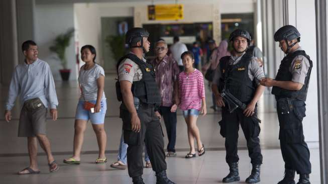 Polisi unit K-9 bersama anggota Brimob Polda Bali berjaga di terminal penumpang saat mulai beroperasinya Posko Terpadu Mudik Lebaran di Bandara Ngurah Rai, Denpasar, Kamis (15/6).