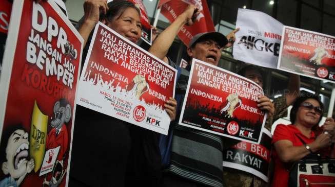 Sejumlah warga melakukan aksi simpatik #Indonesia Waras di depan gedung KPK, Jakarta, Kamis (15/6).