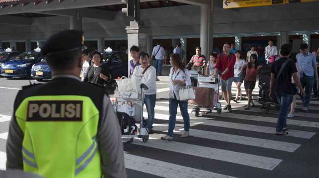 Polisi unit K-9 bersama anggota Brimob Polda Bali berjaga di terminal penumpang saat mulai beroperasinya Posko Terpadu Mudik Lebaran di Bandara Ngurah Rai, Denpasar, Kamis (15/6).